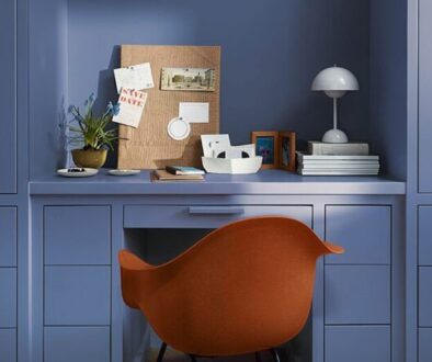 dark-blue-office-red-chair-1200x523px